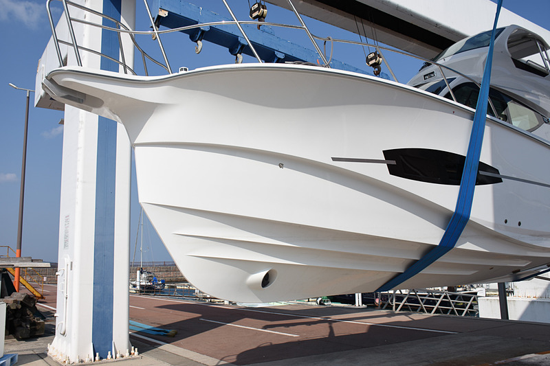 船首船底部は「バキュームインフュージョン成形」でガラスの含有率を高めており、衝撃吸収とキャビンの居住性に効果があるという