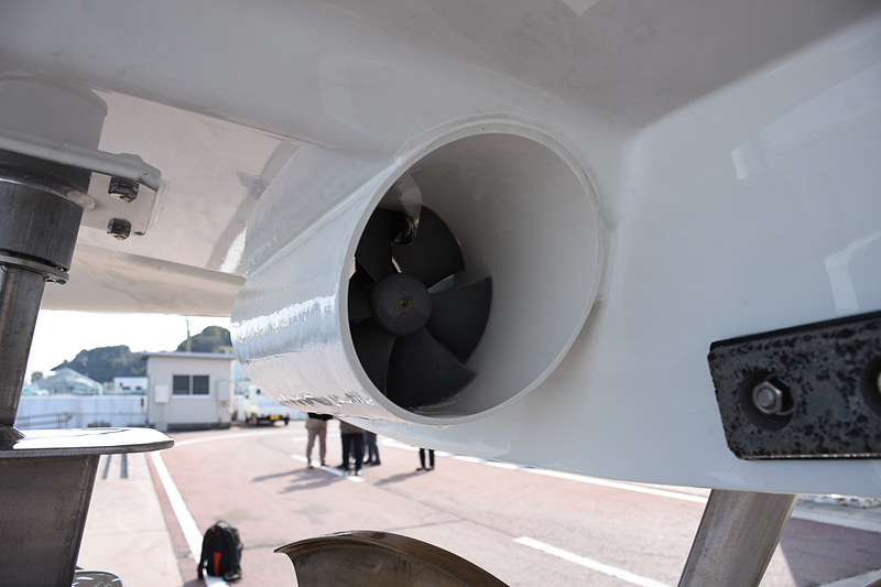 船尾のスラスター（オプション）