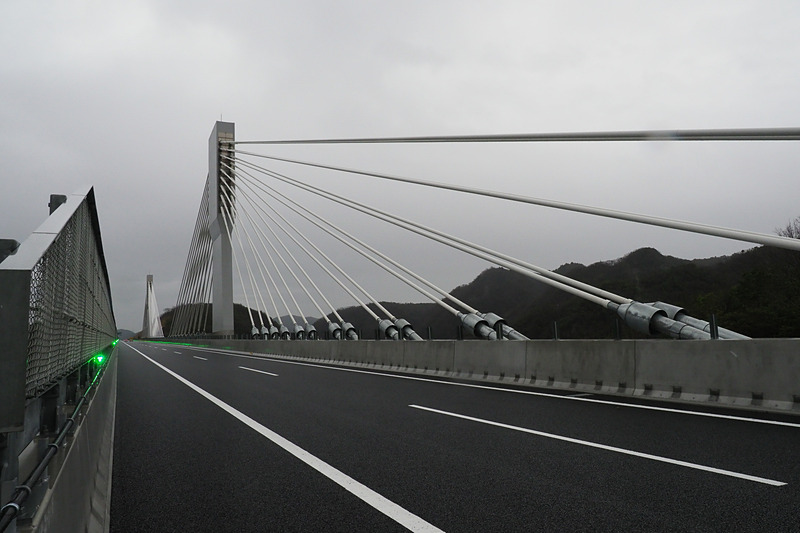 斜張橋ならではの美しさを備える生野大橋