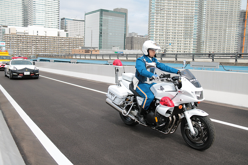 通り初めは、先ずは警視庁の白バイとパトロールカーに先導され、あきもと副大臣を乗せた車両が通過