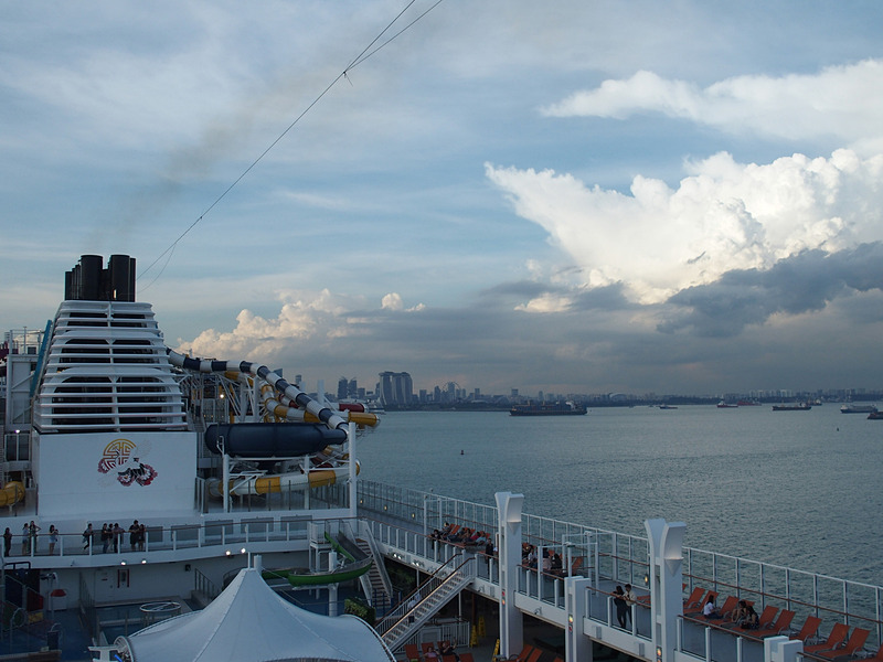 週末巡航のように夜景のなかを静かに出港するのもよいが、日が暮れ行くなかをシンガポールの街が徐々に遠ざかっていくのを眺めながらの船出もよい