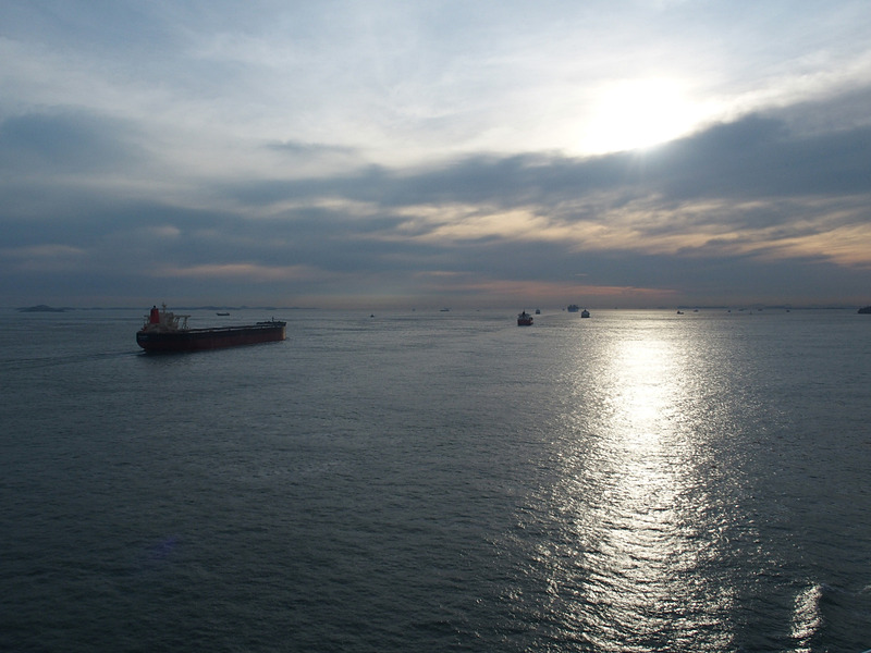週末巡航のように夜景のなかを静かに出港するのもよいが、日が暮れ行くなかをシンガポールの街が徐々に遠ざかっていくのを眺めながらの船出もよい