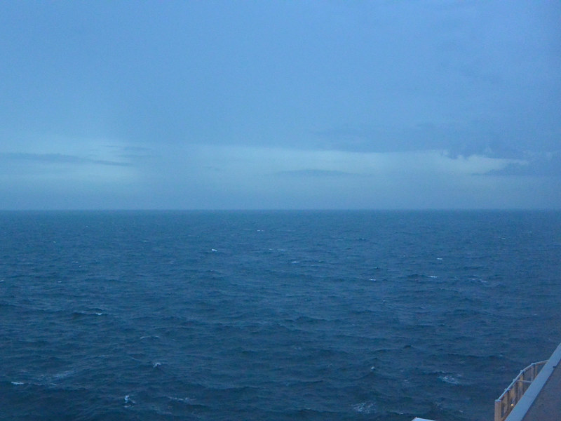 スラバヤ近くの海域はいたるところでスコールが降っていた