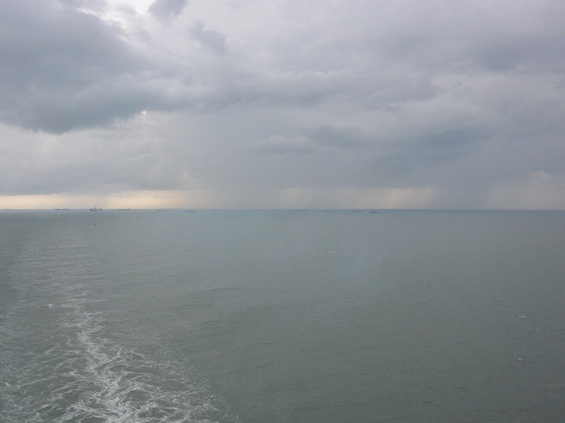 スラバヤ近くの海域はいたるところでスコールが降っていた