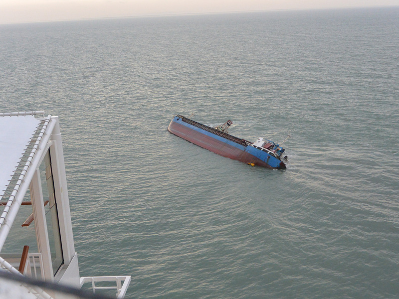 右舷ギリギリに座礁擱座して傾いている貨物船が。そこはもう浅瀬であることをいやでも知らしめてくれる