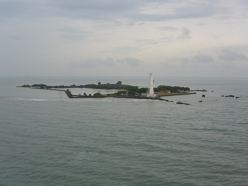 今度はKarang Jamuang島を左舷ギリギリにやりすごす。広い海にぽつんとある島のように見えるが、この辺りは広大な洲が広がっている