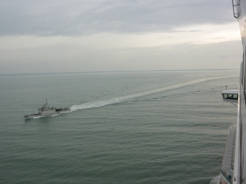 インドネシア海軍の巡視艇でFPB-57級4番艇「KRI Layang」はデータシートによると対艦ミサイル「C-802」を搭載するが、この写真では架台はあるもののミサイルは載せていないようだ