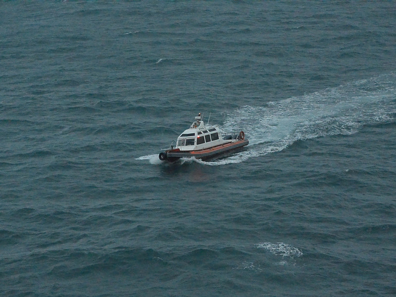 世界で有数の「入港が難しい港」ゆえに、水先案内人に依存するところは大きい。ゲンティン ドリームも船内時間の5時前にはパイロットボートが接舷して水先案内人を迎え入れている