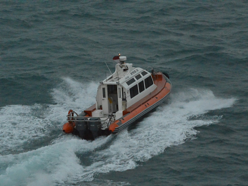 世界で有数の「入港が難しい港」ゆえに、水先案内人に依存するところは大きい。ゲンティン ドリームも船内時間の5時前にはパイロットボートが接舷して水先案内人を迎え入れている