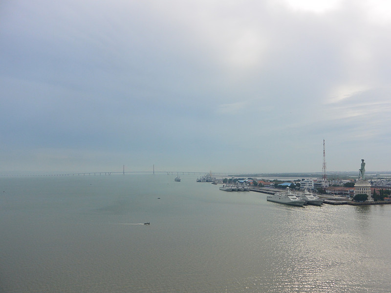 スラバヤ軍港全景。はるか遠くに見えるのはジャワ島とマドゥラ島をつなぐ全長5.6kmのスラマドゥ大橋