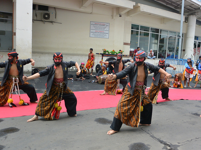 インドネシアの伝統舞踊集団「Singo Mangku Joyo」は実に男らしい。そしてワイルドな美形がいっぱい