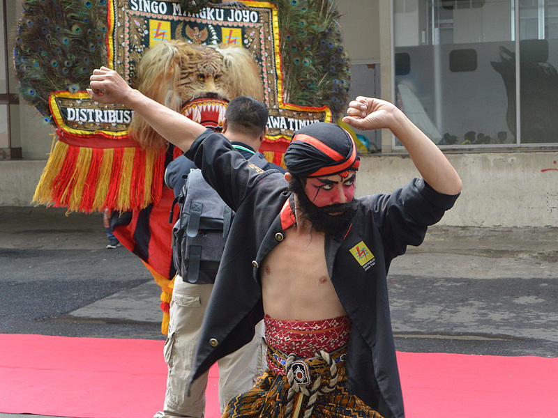 インドネシアの伝統舞踊集団「Singo Mangku Joyo」は実に男らしい。そしてワイルドな美形がいっぱい