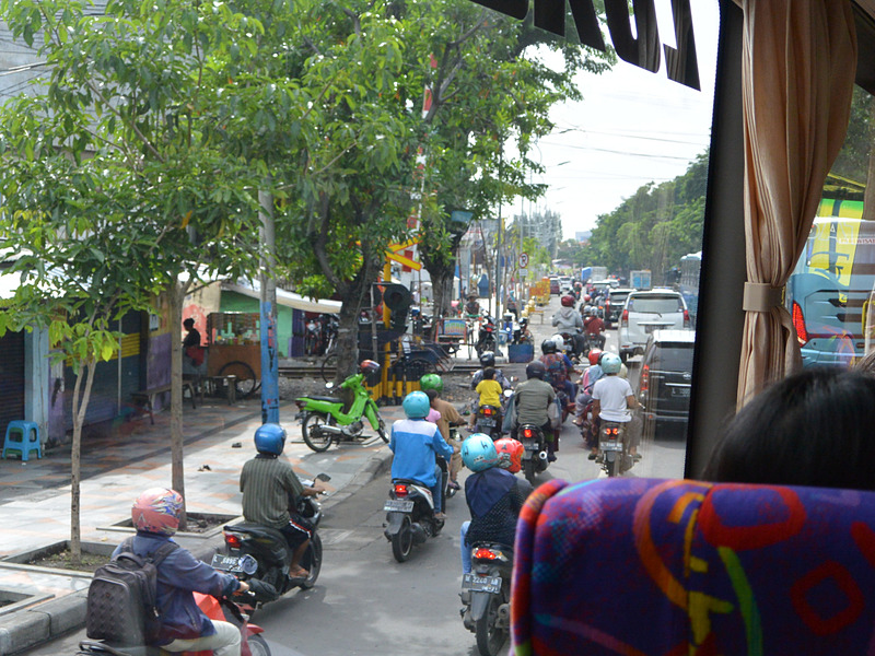 スラバヤの街はバイクがひしめき合い、