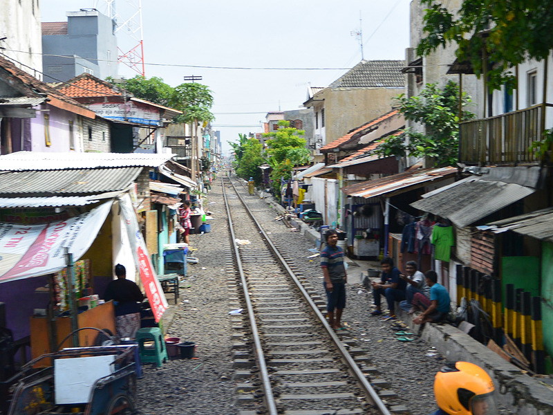 線路ギリギリまで民家が押し寄せ、