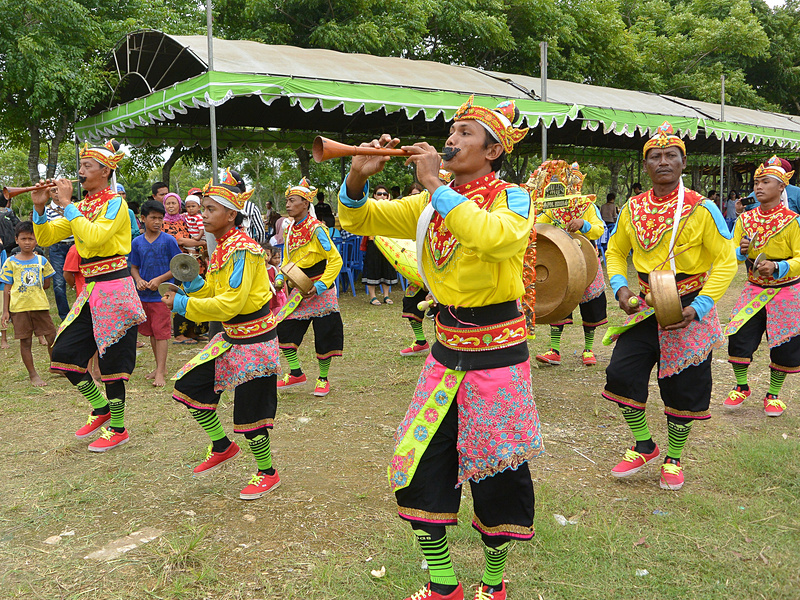 隊列を組んで出走する牛を披露するパレードを行なう