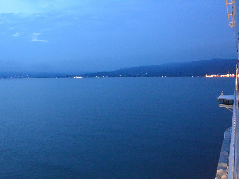 バリ島北部にある小さな港チェルカンバワンに入港しつつあるゲンティン ドリーム