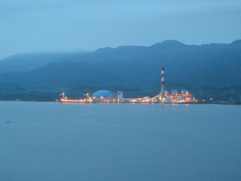 この辺りで唯一明るい火力発電所