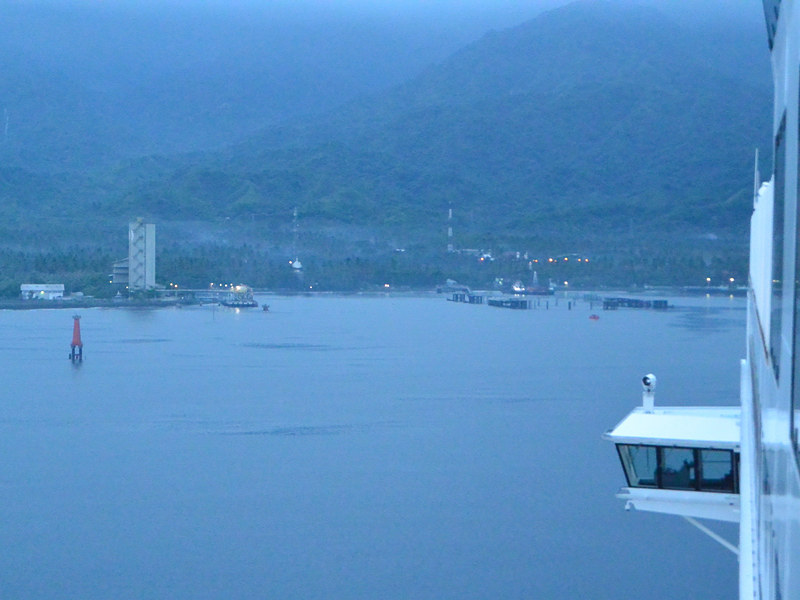 チェルカンバワン港にも内航船クラスの貨物船が接岸できる岸壁はあるものの、ゲンティン ドリームが入っていけるだけの水深もなければ接岸できる岸壁もない。そのため、右舷側に見える港湾施設の奥に設けた浮き桟橋に「テンダー」で渡ることになる