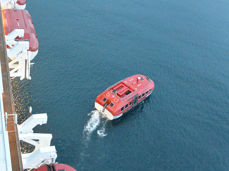 テンダーは海上に降ろして船体に内蔵した専用桟橋から上陸する船客を乗せる