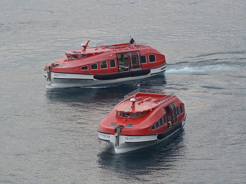 テンダーは海上に降ろして船体に内蔵した専用桟橋から上陸する船客を乗せる