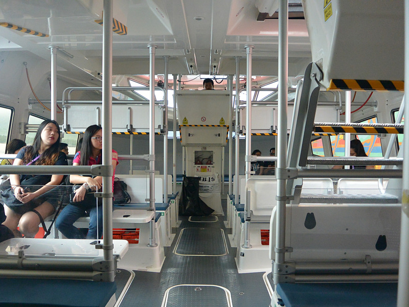 テンダーの内部。中央でこちらの顔を向けている男性がいる場所が操船席だ