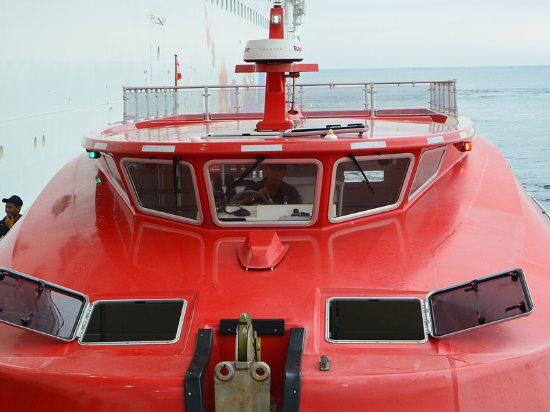 おっと、あちらの艇長はお食事中。これからしばらくはピストン輸送で忙しくなるから今のうちに食べておかないと