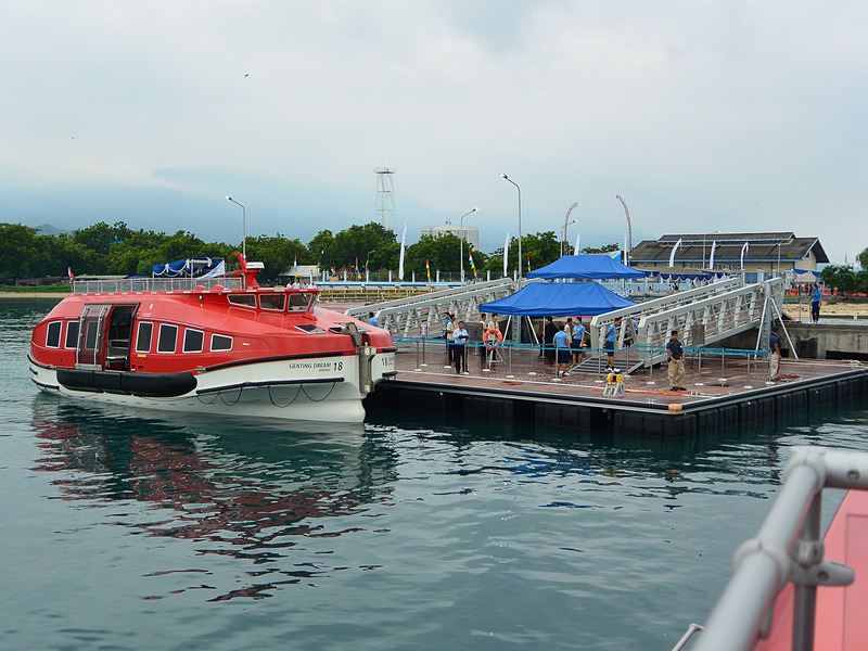 わずか10分間でチェルカンバワン港の浮き桟橋に到着する