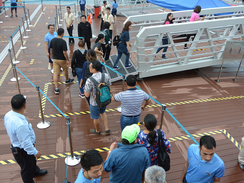 降りる船客たちと