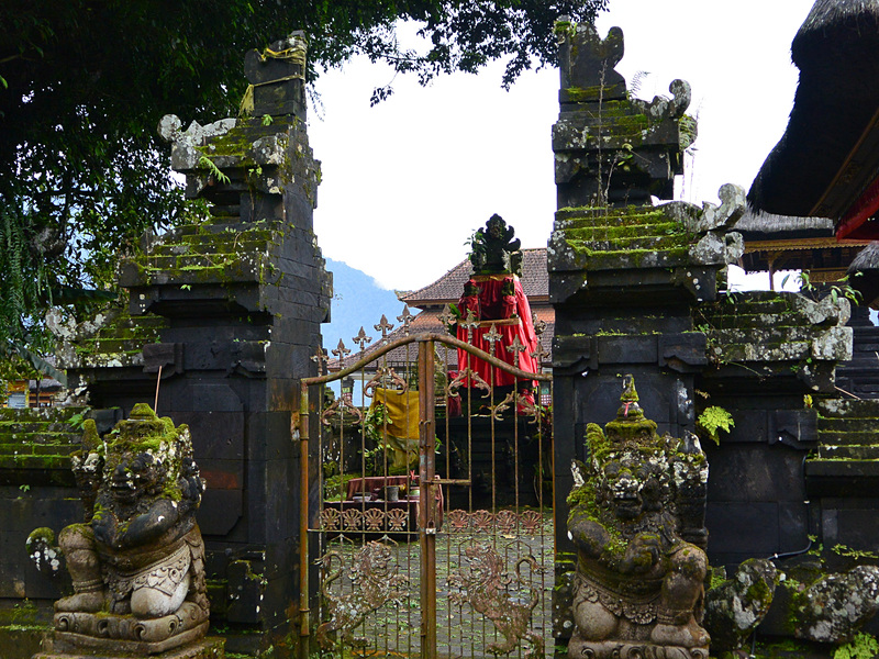 創造神が最初に作り出した祖先霊たちを祭るDALEM PRAJAPATI。DALEMは死者をまつる場所の意