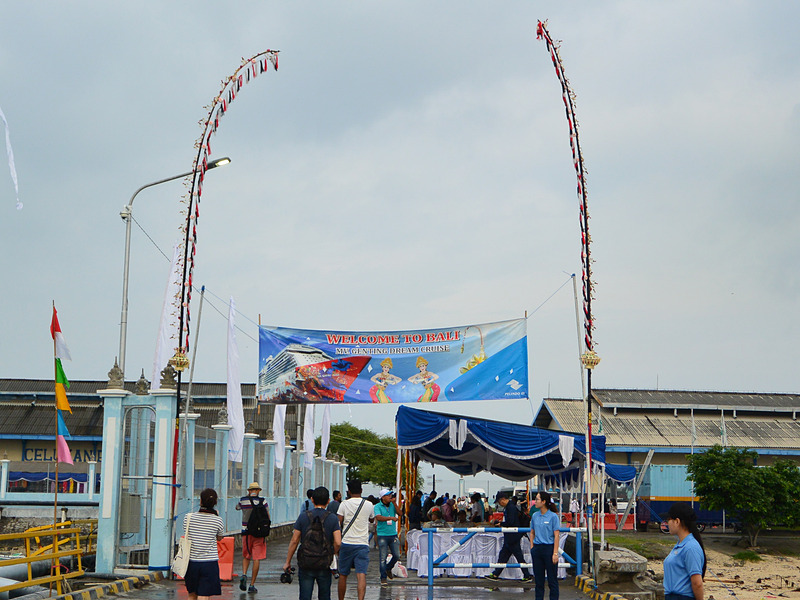 横断幕が上陸した船客を出迎えてくれた