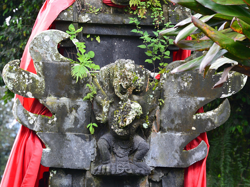 DALEM PRAJAPATIの脇には市松模様の布を巻いた神木があった。信仰の対象となっていて、祭壇が設けられている。バリ・ヒンズー教の寺院にはこのような、神木がいくつもある