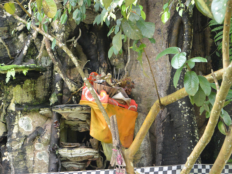 Candi Benter（割れ門）を通るときに邪気が取り除かれるという。この先の領域がJaba tengah（中庭）で、そこまでは観光客も入ることができる