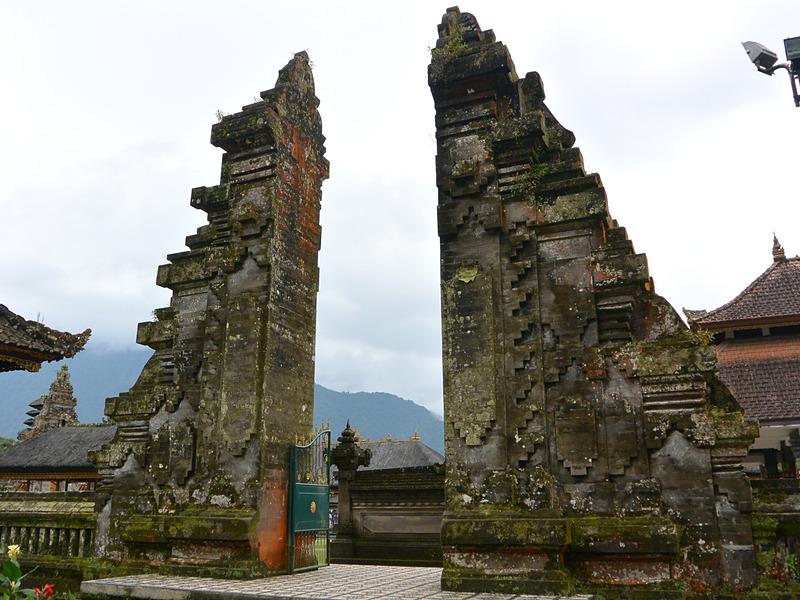 Candi Benter（割れ門）を通るときに邪気が取り除かれるという。この先の領域がJaba tengah（中庭）で、そこまでは観光客も入ることができる