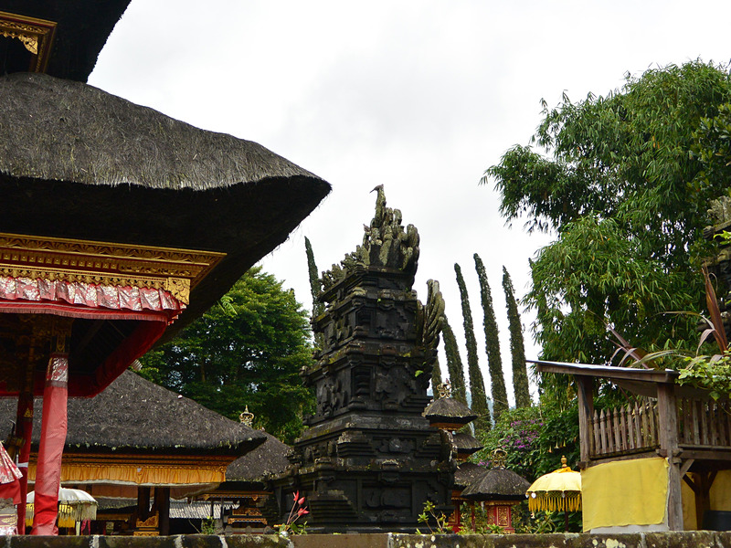 Padmasanaはシワ神の玉座で、一番上は椅子の形を模している