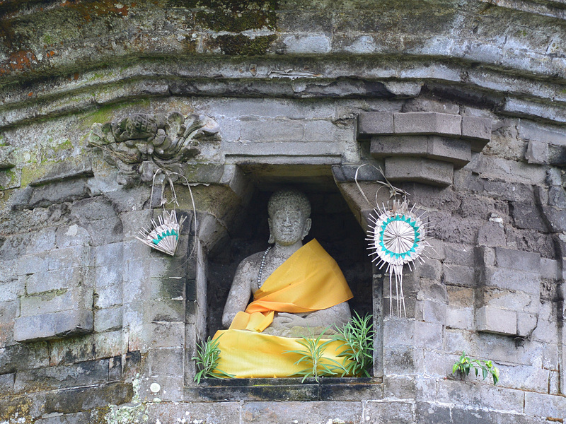 Stupaには2体の仏像を安置している