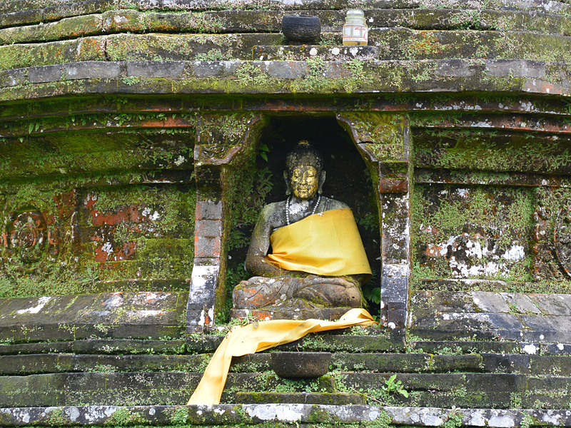 Stupaには2体の仏像を安置している