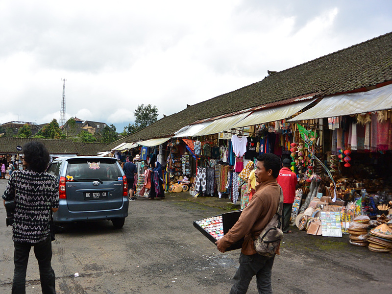 活気あるCANDIKUNING市場