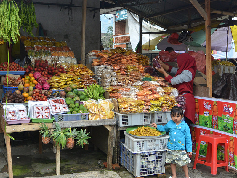 CANDIKUNING市場は果物と高原野菜でも有名らしいが、果物は船に持って帰れないので買わないのが無難