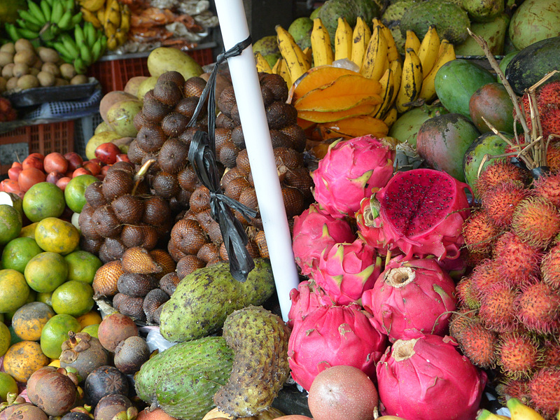 CANDIKUNING市場は果物と高原野菜でも有名らしいが、果物は船に持って帰れないので買わないのが無難