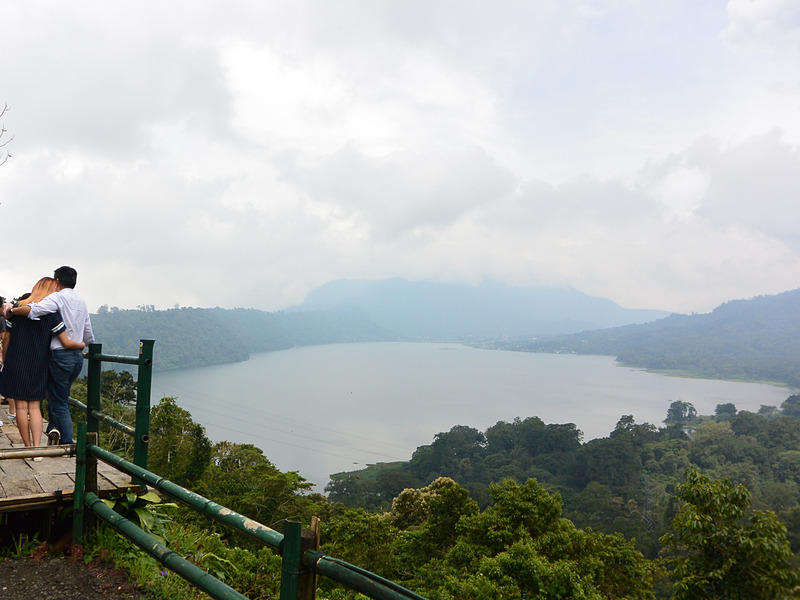 湖に向かって左側がBUYAN湖