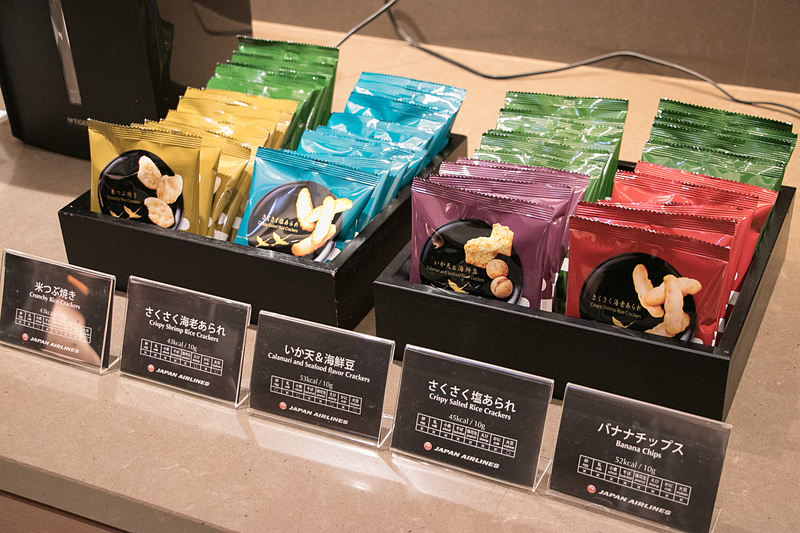 スナックは亀田製菓の「米つぶ焼き」「さくさく海老あられ」「いか天＆海鮮豆」「さくさく塩あられ」「バナナチップス」