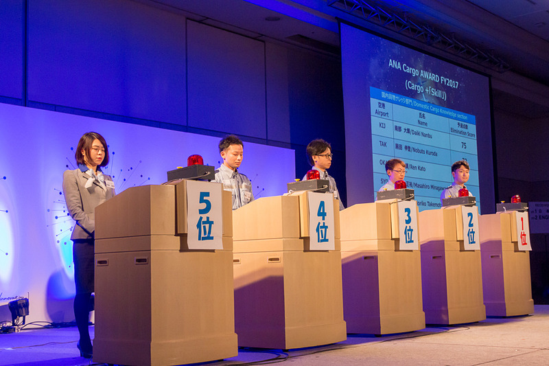 Cargo＋［Skill］国内貨物ナレッジ部門の様子。予選を勝ち抜いた5名が参加し、クイズ形式で出題される問題に答える