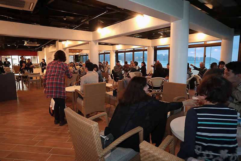 関係者のあいさつのあと乾杯。そしてパーティースタート