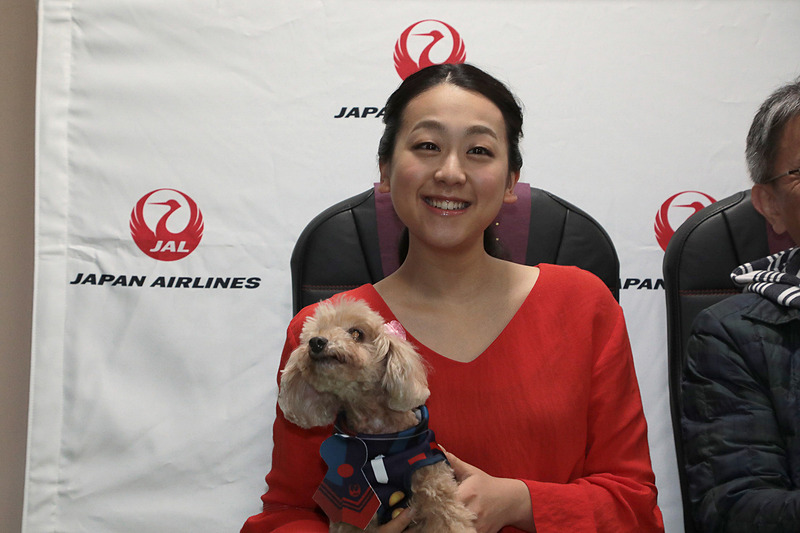 入った先ではサプライズとして浅田真央さんが登場。事前に知らされていない参加者は一瞬ビックリしたあと、思わず歓声が上がる。そしてJALのCA（客室乗務員）も入って笑顔で記念撮影