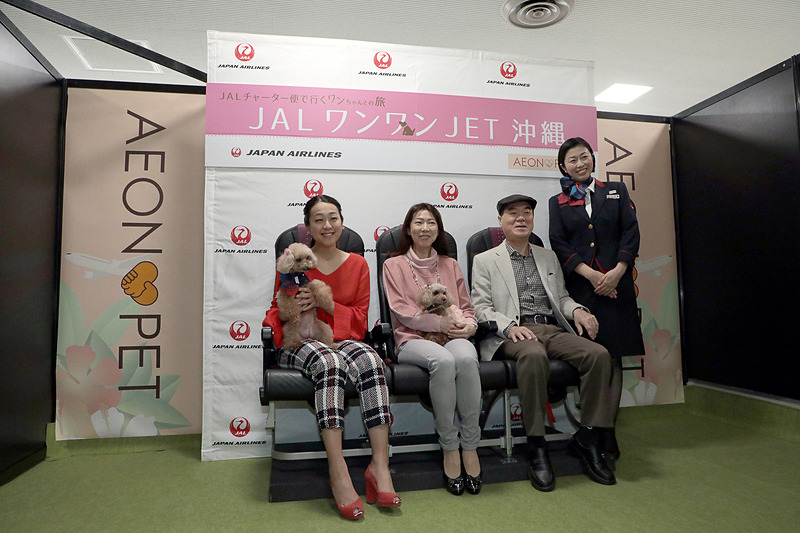 入った先ではサプライズとして浅田真央さんが登場。事前に知らされていない参加者は一瞬ビックリしたあと、思わず歓声が上がる。そしてJALのCA（客室乗務員）も入って笑顔で記念撮影