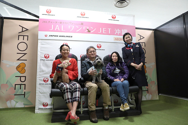 入った先ではサプライズとして浅田真央さんが登場。事前に知らされていない参加者は一瞬ビックリしたあと、思わず歓声が上がる。そしてJALのCA（客室乗務員）も入って笑顔で記念撮影