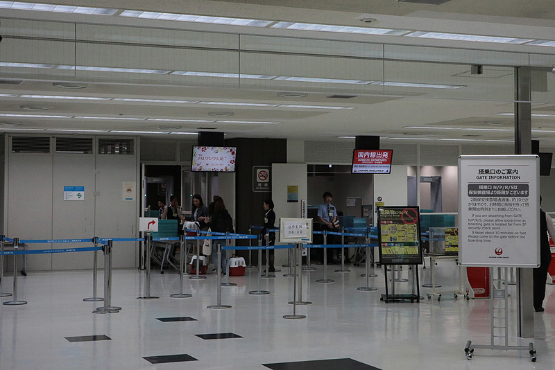 記念撮影を済ませてカウンターで荷物を預ける。通常のペットとの旅では、ここで愛犬としばしのお別れになるが、このツアーではここからも一緒。ツアー専用の保安検査場を一緒に通過する