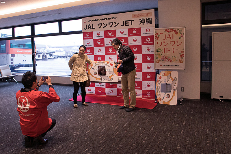 保安検査が終わるとゲート前へ移動。待合スペースにも記念撮影用のボードが用意されている。このボードはクレートのサイズに合わせた穴が開いていて、合わせるとボードから愛犬が顔をのぞかせる形になる