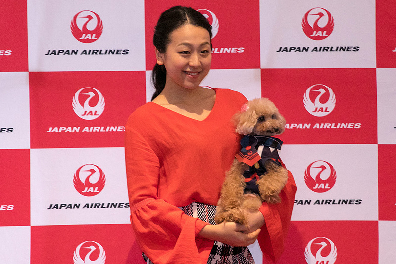 出発前のセレモニーに再び登場した浅田真央さん。搭乗開始時刻にはゲートで参加者をお見送り