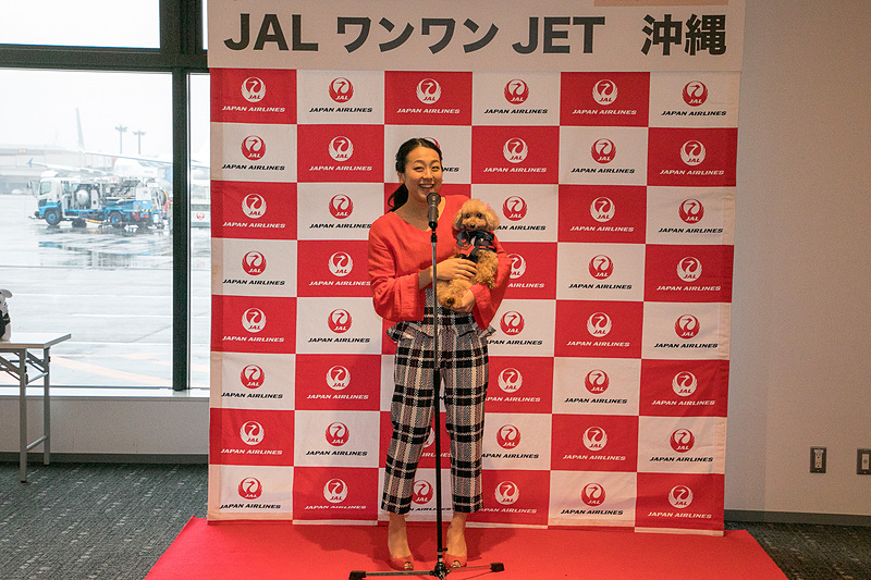 出発前のセレモニーに再び登場した浅田真央さん。搭乗開始時刻にはゲートで参加者をお見送り